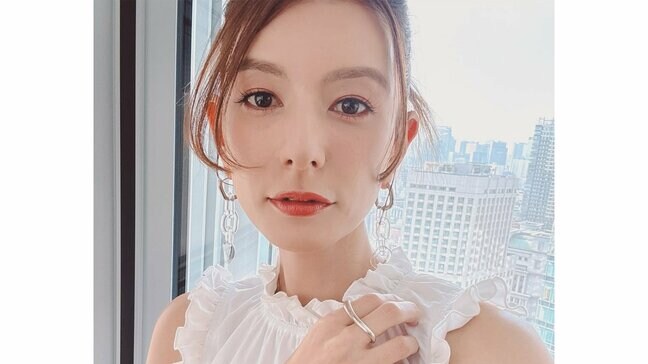 【スザンヌ】 「やっぱ芸能人すごーっってなったいちにち」白いフリルドレスで魅せる春コーデ 久しぶりの共演者との再会に感動の笑顔|TBS NEWS DIG