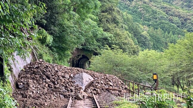JR予土線 高知県内一部区間で線路への土砂流入が確認され窪川ー江川崎間で5日・6日終日運休に(5日午後6時50分更新)|TBS NEWS DIG