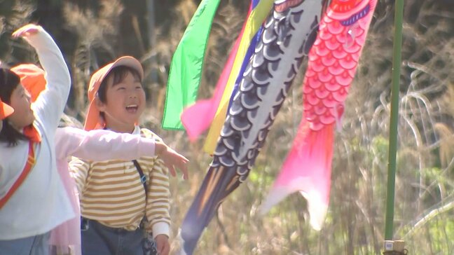 555匹のこいのぼりが川沿いに登場 地元のこども園が設置 大分・臼杵市|TBS NEWS DIG