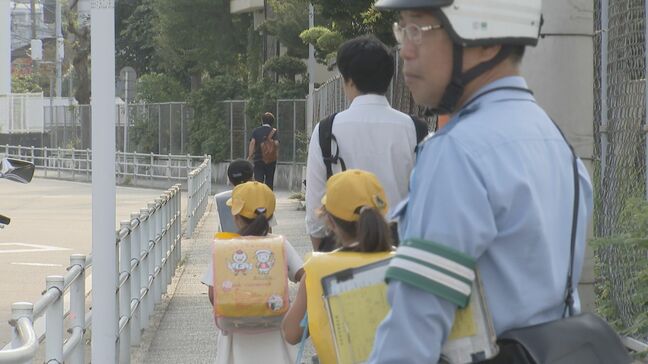 「左右を確認して渡って」警察官が横断歩道で小学生に呼びかけ　秋の交通安全運動　福岡|TBS NEWS DIG