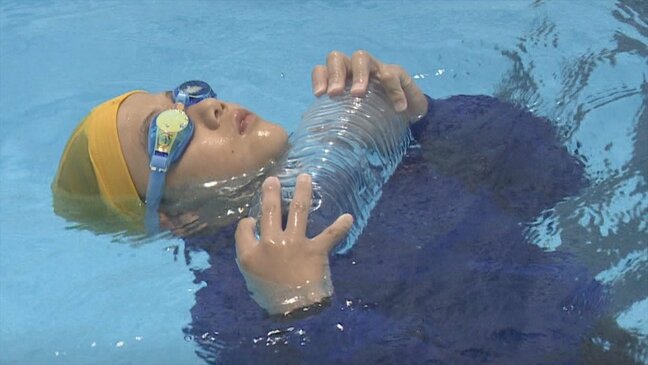 「ペットボトルをアゴの辺りに」小学生が服を着たままプールに　誤って水中に転落想定　水難事故の対応を学ぶ　山梨|TBS NEWS DIG