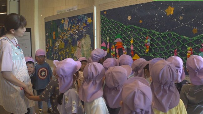 園児が願い事を書いた短冊を笹に飾りつけ 天の川壁紙アート展示 山梨県立文学館|TBS NEWS DIG