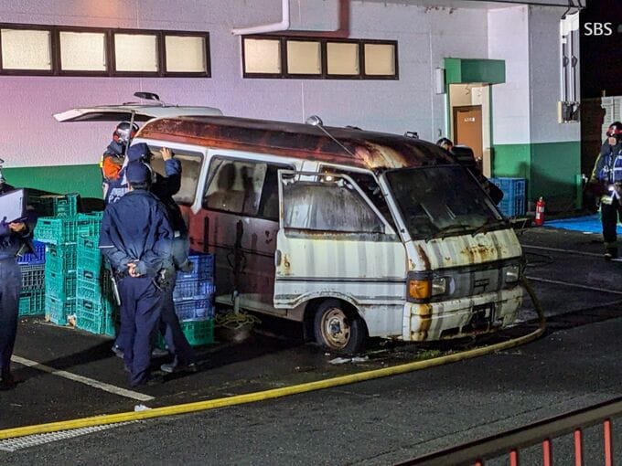 「白いバンの左後部座席から約1～2mの炎及び黒煙が上がっている」倉庫として使用する廃車が焼ける けが人なし =静岡県警|TBS NEWS DIG