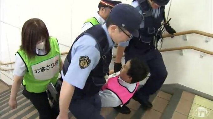 9月1日の「防災の日」に合わせてJR青森駅で地震想定した訓練　JR職員や駅ビルの従業員など120人が参加　震度6強地震の発生想定した訓練で乗客の避難誘導・負傷した乗客への対応など手順確認|TBS NEWS DIG
