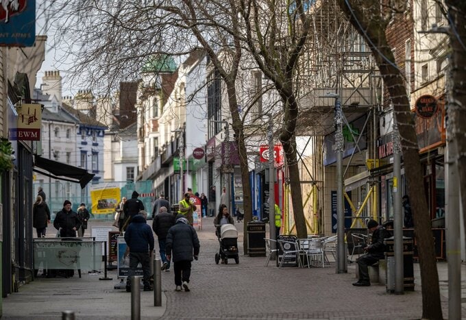 株・債券売り続く、英国債利回りは20年ぶり高水準－原油高は一服