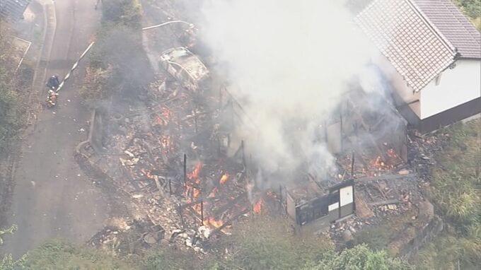 【速報】「コンセントから炎が出た」広島市で住宅が焼ける火事　住人２人が避難　消火活動続く　けが人情報なし　　広島　|　RCC NEWS | 広島ニュース | RCC中国放送