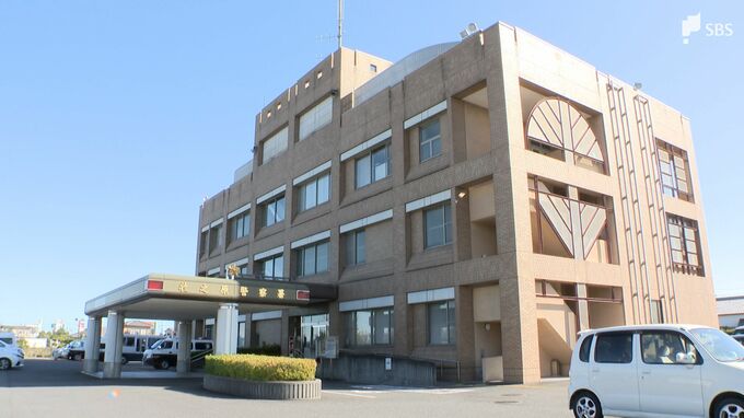 「大きな音がして見てみたら建物に車が」91歳の男性が運転する車が観光案内所に突入 アクセルとブレーキの踏み間違えか=静岡・牧之原市|TBS NEWS DIG