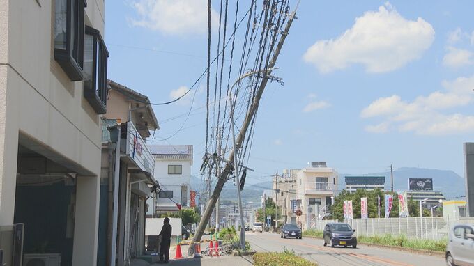 傾いた電柱が歩道から道路にせり出す　原因は車の衝突事故　「倒壊なし」と判断し建て替えまで現状維持　|　大分のニュース｜OBS NEWS｜大分放送