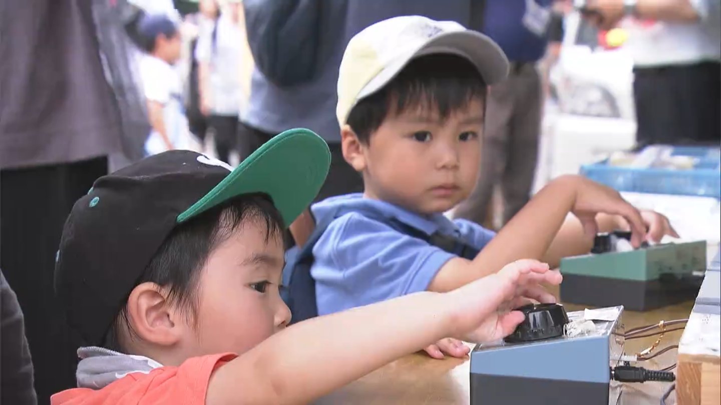 岡電の東山車庫で「路面電車まつり」子どもたちが夢中に 公共交通機関