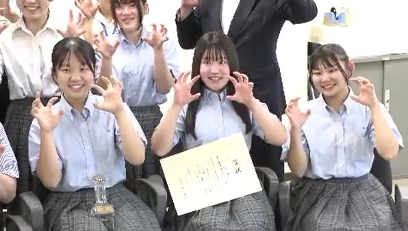 ダンスの全国大会で10連覇達成 長野商業のチアリーディング部の生徒が