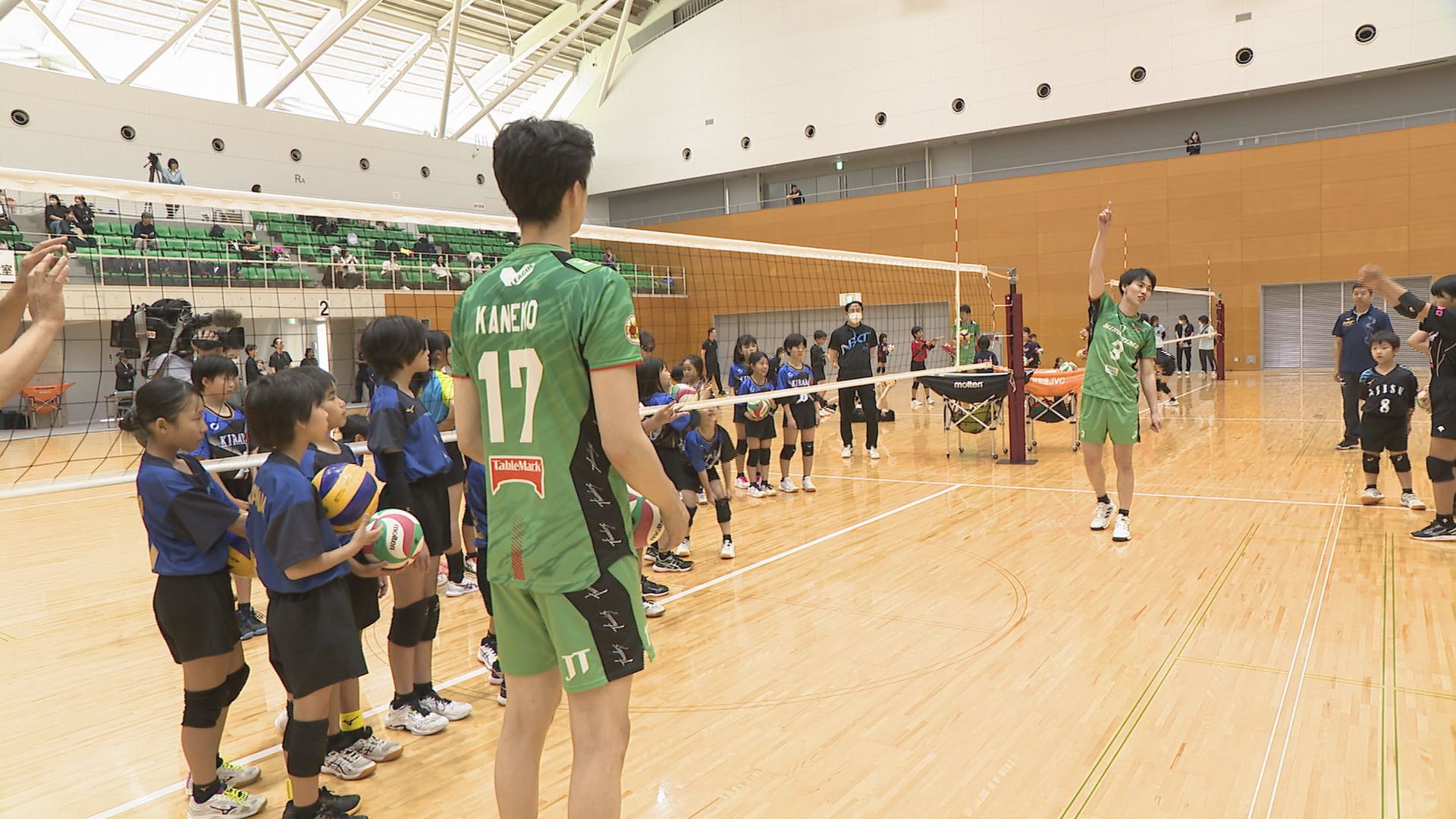 未来のVリーガーを目指し V1リーグJTサンダーズ広島がバレー教室