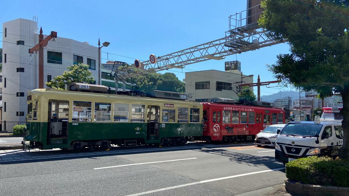 路面電車が車と電車に衝突 乗客4人けが 線路分岐の切り替えミスで軌道