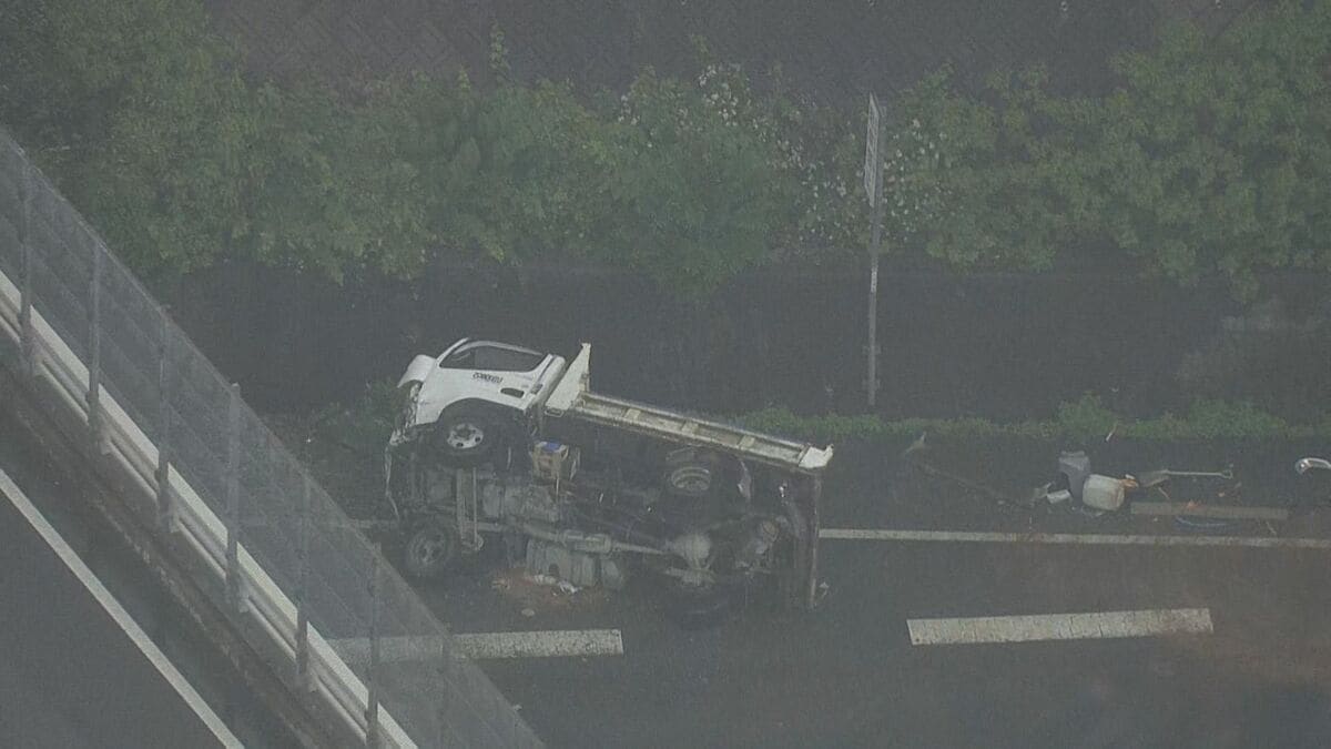 トラックが国道に落下 運転していた50代男性ケガ カーブを曲がり切れずのり面から… 名古屋･緑区