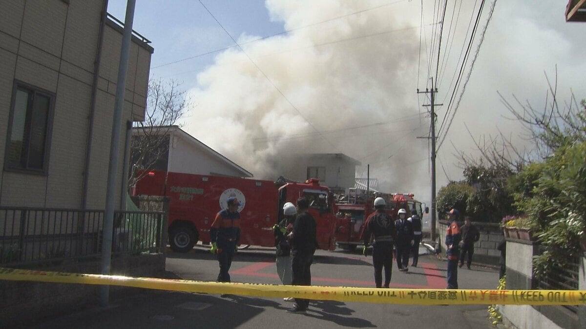 大分市の空き家で火事　男女２人を搬送