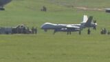 米軍の無人偵察機「MQ-9」 滑走路で立ち往生し一時騒然 トラブルで緊急停止か 嘉手納基地|TBS NEWS DIG