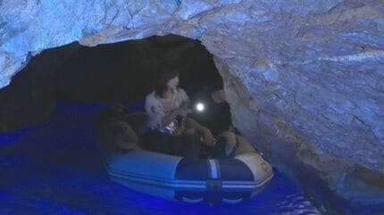 気温16度の“天然避暑地” 稲積水中鍾乳洞で話題のボートツアー 滝の