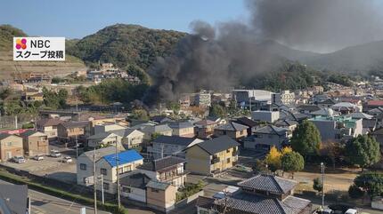 廃油に引火か 長崎市の自動車販売会社で火災 男性1人搬送、車両10台