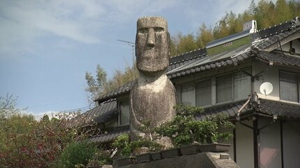 巨大なモアイ像と「クセつよ」店内POPの謎 「街なかのハテナ」を