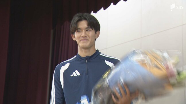 「優勝したかった」サッカー日本代表チーム最年少の後藤啓介選手が母校を訪問 ワールドカップでの経験を語る 部活動に励む後輩たちにメッセージも=静岡・浜松市|TBS NEWS DIG