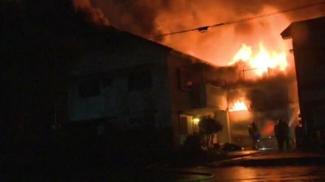 「隣の建物の1階が燃えている」木造住宅3棟で火事 住人1人が搬送 愛媛・宇和島市|TBS NEWS DIG