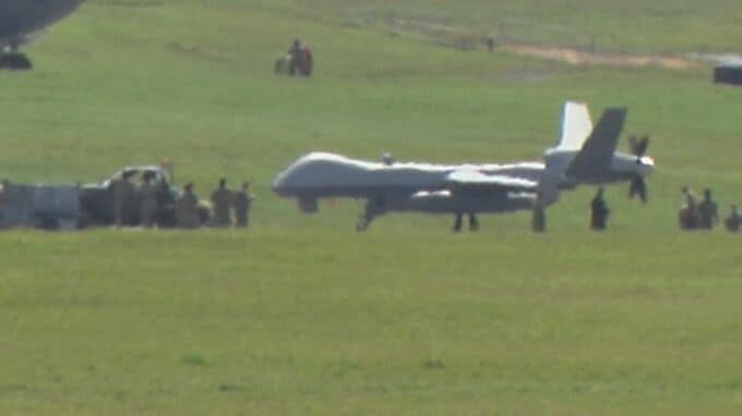 米軍の無人偵察機「MQ-9」  滑走路で立ち往生し一時騒然  トラブルで緊急停止か  嘉手納基地|TBS NEWS DIG