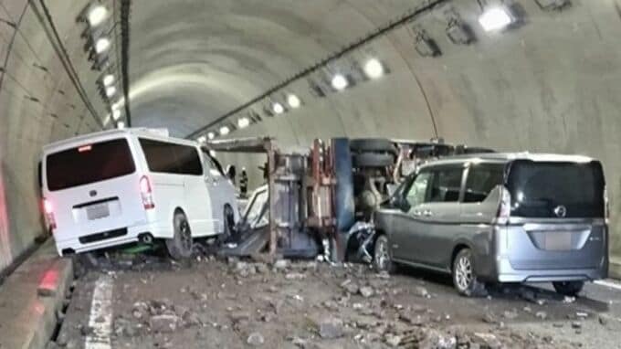 東海北陸道トンネル内でトラック横転 積み荷“土砂”が散乱…5台の事故に 美並IC～美濃IC間の上り線通行止め【現場写真】　|　名古屋・愛知・岐阜・三重のニュース【CBC news】 | CBC web