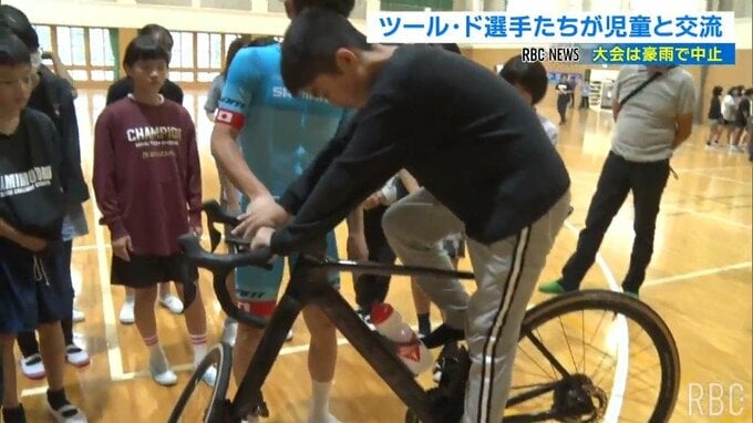 「ツール・ド・おきなわ」は大雨で中止されたけど…　ロードレーサーが自転車の魅力伝える　シマノレーシングチームが子どもたちと交流　|　沖縄のニュース｜RBC 琉球放送
