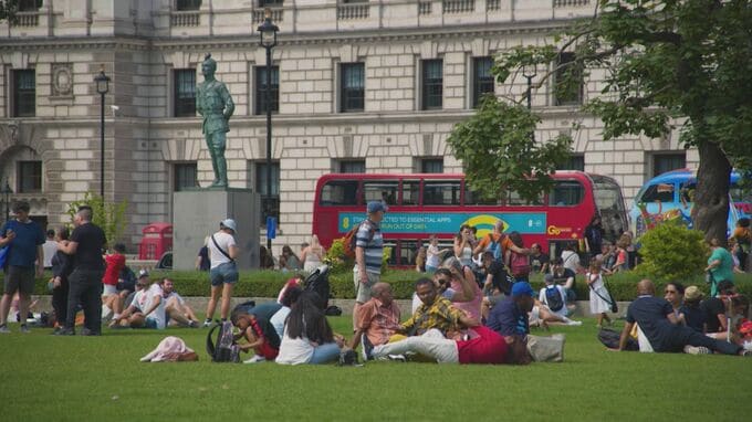 世界幸福度ランキング　若者の幸福度低下にSNS影響か「人との絆が幸せもたらす」