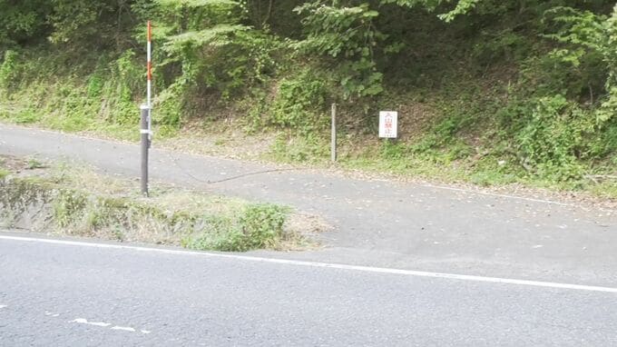 進入禁止のために設置されていたチェーンに、走行中の大型バイクが接触し転倒…運転していた男性が死亡　死因は頚髄損傷か　チェーンに接触し転倒した後、ガードレールにも衝突した可能性|TBS NEWS DIG