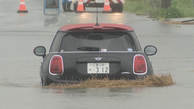 台風10号 接近前から東海地方は大雨に 冠水した道路で車が立ち往生 見えない深みで転倒する人も|TBS NEWS DIG