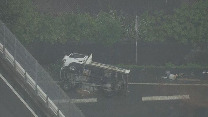 トラックが国道に落下 運転していた50代男性ケガ カーブを曲がり切れずのり面から… 名古屋･緑区|TBS NEWS DIG