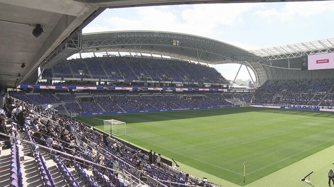 エディオンピースウイング広島で旗掲出のバトン落下 「突風の影響でワイヤ巻き上げ機が正常に作動せず」 吊りバトン装置は撤去へ|TBS NEWS DIG