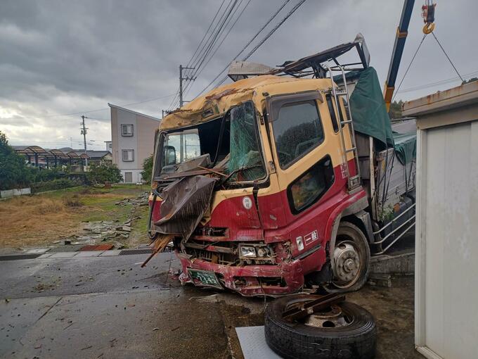 あわや… 大型トラックが中央分離帯を乗り越えて民家に突入 外壁や建物の一部が壊れる 事故当時民家に住人はおらず 運転手(72)は軽傷　|　愛媛のニュース - Nスタえひめ｜あいテレビは6チャンネル