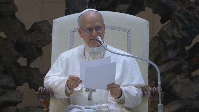ローマ教皇レオ14世「言論と報道の自由を守らなければならない」不当拘束の記者解放求める　選出後の初会見で訴え