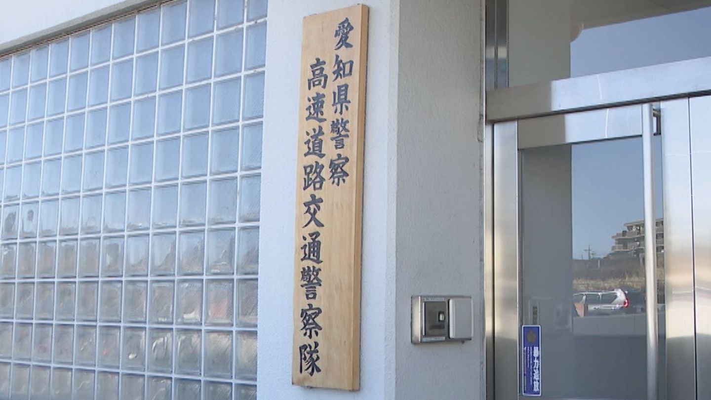 東名高速のバス停で停車していた大型トラックにトラックが追突　重体となっていた運転手の男性が死亡