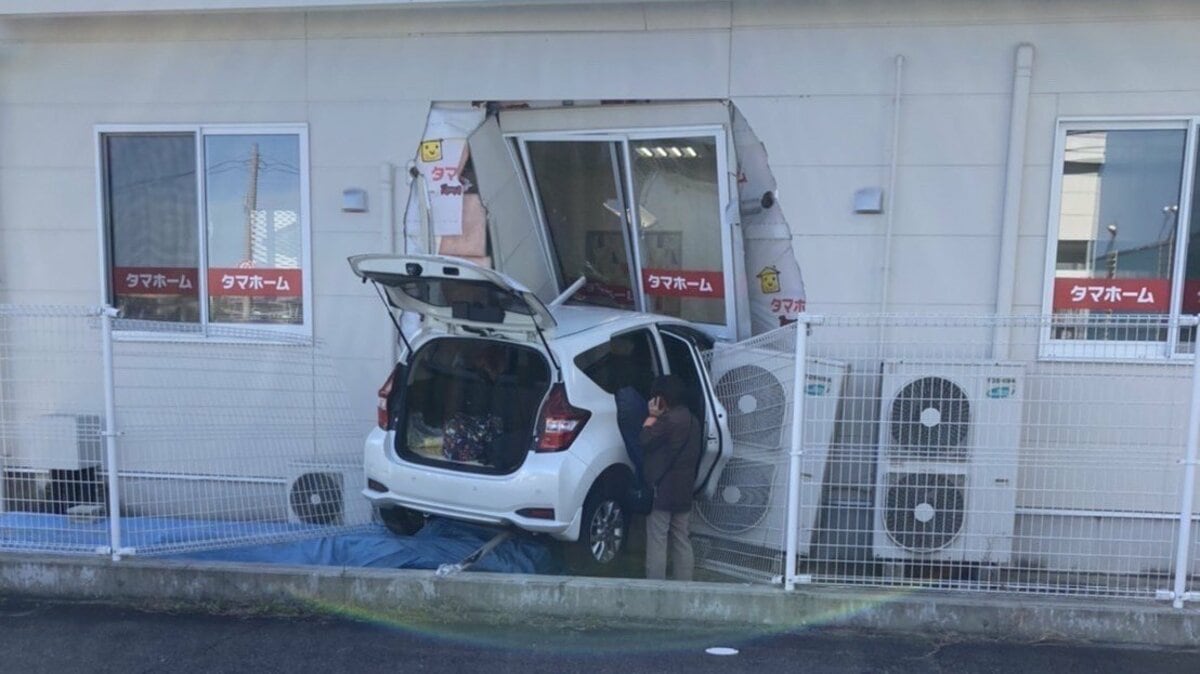踏み間違え原因か 70代女性運転の車 店舗に突っ込む | TBS NEWS DIG