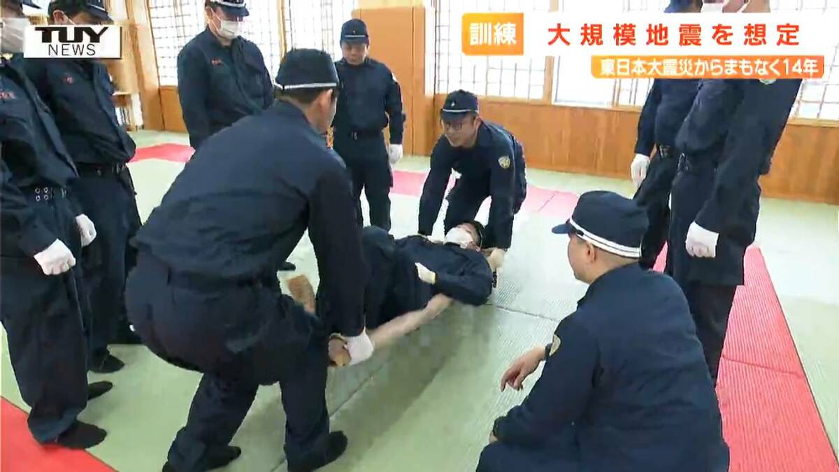 担架がなければ毛布や上着で！ 県民防災デーを前に大地震を想定した