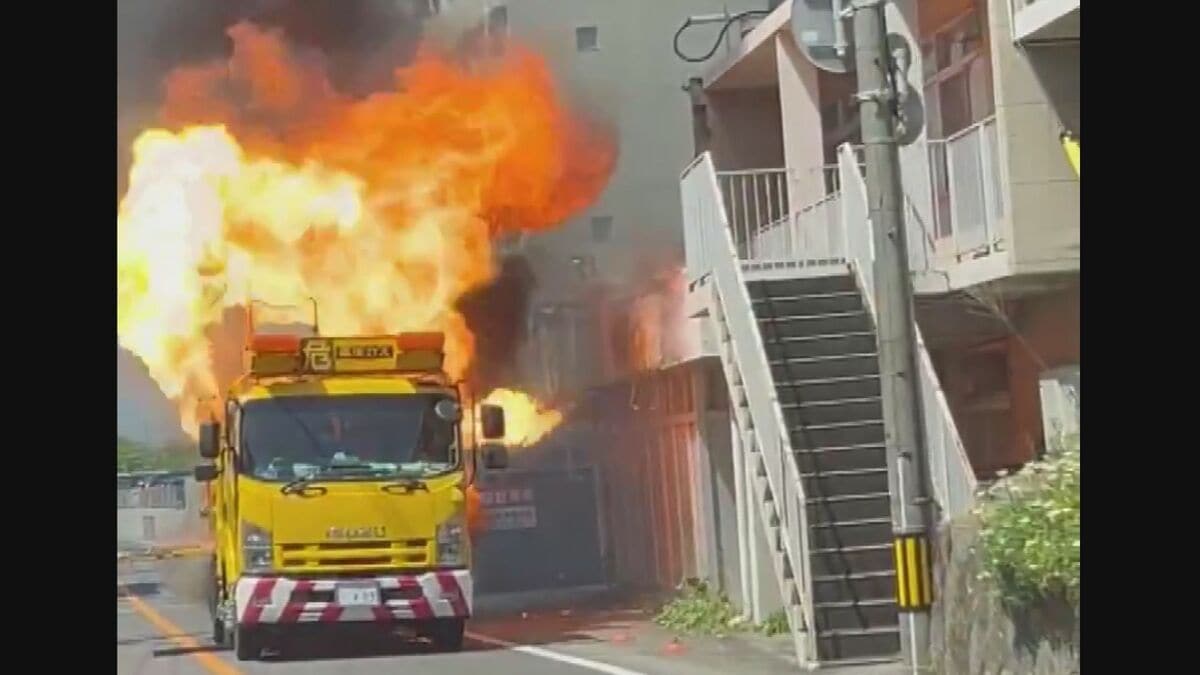 ｢熱い 熱い…｣ 路上で燃え上がるトラック 40代と20代の男性作業員2人にけがなし 三重･津市