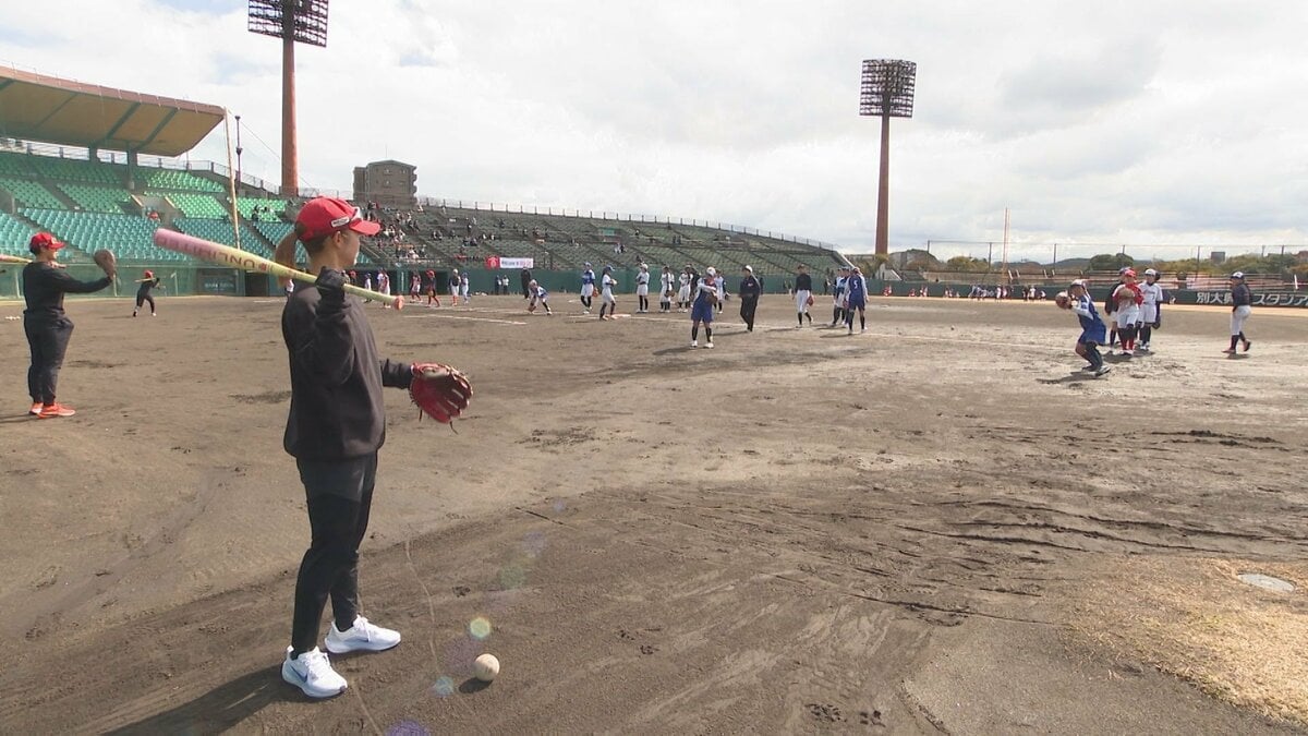 社会人女子ソフトの強豪・トヨタレッドテリアーズが子どもたちに指導