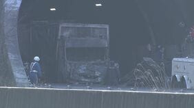 新名神6人死亡事故 追突した大型トラック運転の容疑者の女を立ち会わせ実況見分 ブレーキを踏んだ場所など事故当時の詳しい状況を確認|TBS NEWS DIG