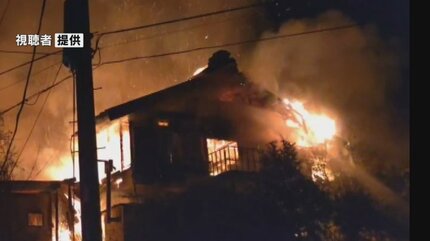 風呂場から火が出ている」と通報 大みそかの未明に民宿全焼
