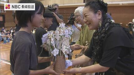 福山雅治さん「クスノキ」を合唱する児童へ 被爆クスノキとたぬき絵の