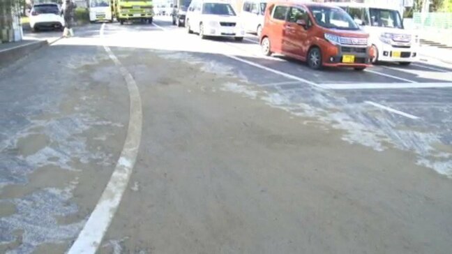 「ドーン」という大きな音の後、路上に泥が…ダンプカーから落下した土砂散乱か 一時交通規制 愛媛県・松山市|TBS NEWS DIG