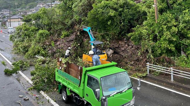 【さらに崩れる恐れ】周辺住民に避難呼びかけ　長崎市の国道沿いで土砂崩れ|TBS NEWS DIG