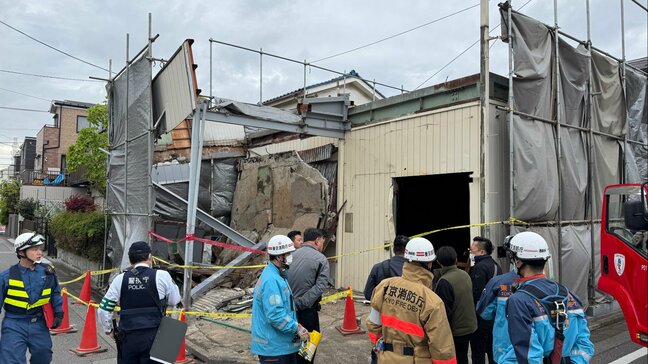 工場の解体作業中に建物が崩れ…男性作業員が病院搬送も意識あり　東京・足立区|TBS NEWS DIG