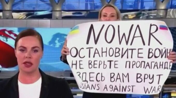 生放送中に反戦訴えたロシア政府系テレビ元職員に懲役8年6か月「ロシア軍の虚偽情報広めた」去年のプラカード抗議をめぐって|TBS NEWS DIG