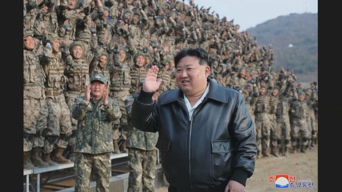 北朝鮮　金正恩総書記「戦争準備の完成に拍車を」軍事訓練視察で
