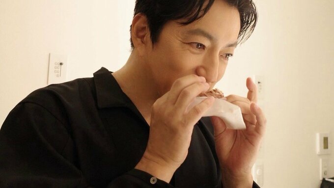 【 大沢たかお 】童心に返ってドーナツをガブり　フォロワー感涙「王騎様」「仁先生」「たかおさん」憧れが集まる|TBS NEWS DIG