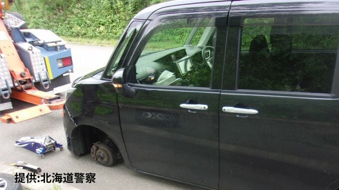 「タイヤが外れて飛んで行った」走行中の乗用車から左前輪が脱落　50メートル先の草地へ転がる　ボルトやナットの破損の有無など確認中　北海道鹿追町・国道274号|TBS NEWS DIG