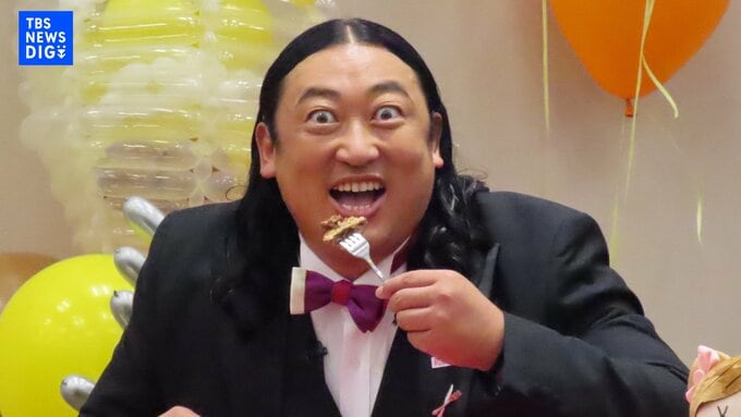 【ロバート秋山】ハンバーグを食べて〝赤ちゃん返り〟「ジョイフル専門ソムリエ」として大暴れ|TBS NEWS DIG